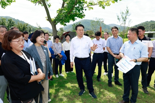 구복규 군수가 지난 9월 5일 고인돌 유적지에서 열린 축제 현장 설명회에서 실과소장들과 축제장 점검을 하는 모습/화순군제공
