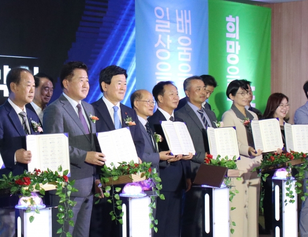 공무원연금공단, 제주도 및 제주도교육청, 제주평생교육장학진흥원 등 도내 25개 주요기관 제주도민대학 업무협약 체결 모습(왼쪽부터 제주영상문화산업진흥원 김영훈 원장, 제주특별자치도 오영훈 도지사)