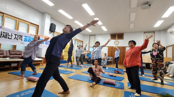 13일 지역연구소플랜플러스, 마한재가노인복지센터와 연계하여 진행된 특별재난지역 주민 대상'찾아가는 문수산 힐링숲'프로그램의 일환으로 익산시 여산면 사월마을 지역주민들이 산림치유프로그램을 받고 있다. (사진제공=한국산림복지진흥원 국립장성숲체원)