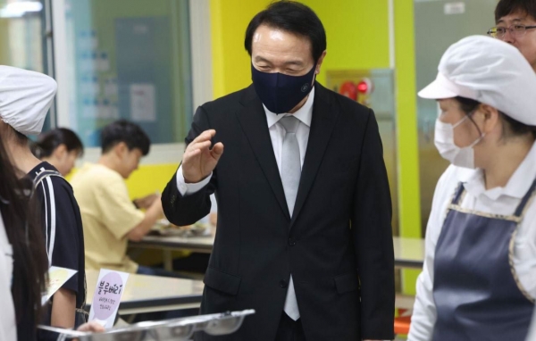 임태희 경기도교육감이 지난 4일 경기도 수원의 한 중학교를 방문해 급식 현장을 살펴보고 있다.