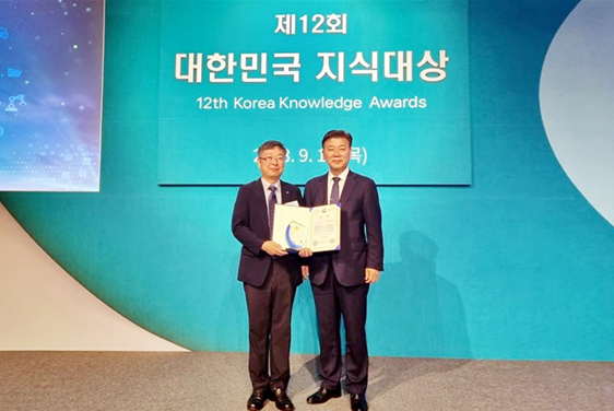 지난 14일 신라호텔에서 개최한 제12회 대한민국 지식대상 시상식에서 조정훈 국민연금공단 빅데이터부장(왼쪽)이 구만섭 행정안전부 차관보(오른쪽)와 함께 기념 촬영을 하고 있다.