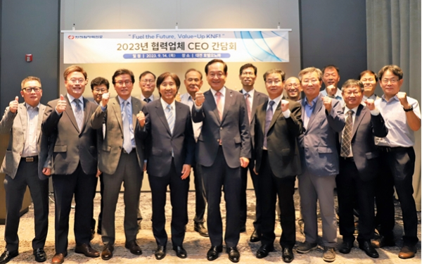 한전원자력연료 최익수 사장(앞줄 가운데)이 협력업체 CEO 간담회에서 기념 촬영을 하고 있다.