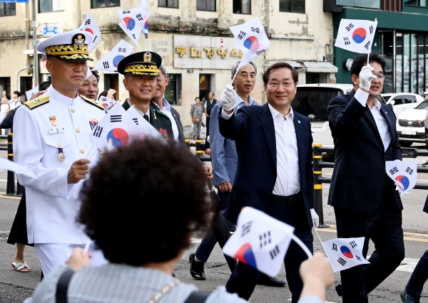 유정복 인천광역시장이 지난 15일 중구 인천아트플랫폼에서 열린 '제73회 인천상륙작전 기념 호국보훈 거리행진'에서 시민들과 인사하고 있다.