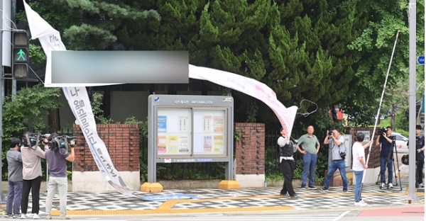 지난 9월 12일 연수구 소금밭사거리에서 구 관계자들이 인천시 옥외광고물 조례를 위반한 현수막을 강제 철거하고 있다.