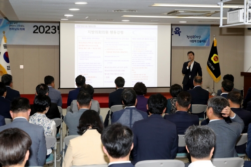 전라남도의회는 지난 15일, 도의회 초의실에서 국민권익위원회 청렴 전문 강사인 전남경찰청 임욱섭 경위를 초빙해 청렴 교육을 실시했다./전남도의회제공