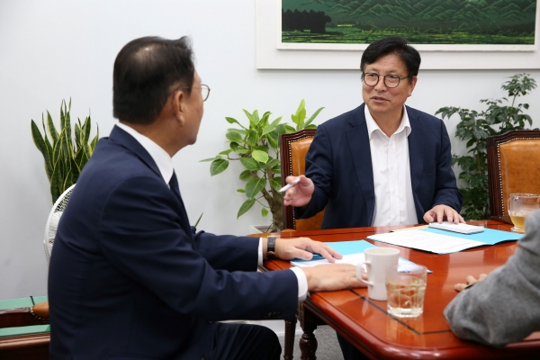 도성훈 인천광역시교육감은 18일 조희연 서울시교육감, 최교진 세종시교육감과 국회를 방문해 김교흥 국회의원(행정안전위원회 위원장)에게 '도로교통법' 개정안의 조속한 통과를 요청했다.