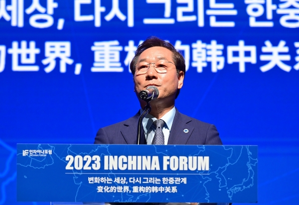 유정복 인천광역시장이 19일 송도컨벤시아에서 열린 '2023 인차이나포럼 국제콘퍼런스'개막식에서 기조연설을 하고 있다.