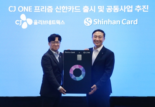 제휴 기념식에 참석한 유인상 CJ올리브네트웍스 대표이사(왼쪽), 문동권 신한카드 사장이 기념사진을 촬영하고 있다.