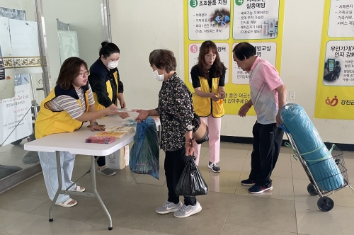 강진군이 강진버스여객터미널에서 치매극복의 날 캠페인을 실시하고 있다./강진군제공