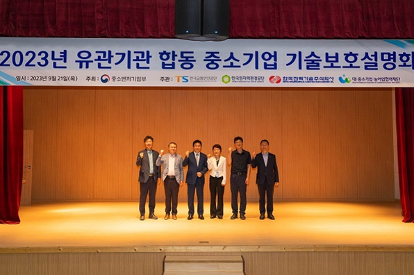 한국교통안전공단 김보현 본부장(좌측에서 세번째)과 대중소기업농어업 협력재단 오완진 본부장(좌측에서 첫 번째), 경북창조경제혁신센터 임언수본부장(좌측에서 두 번째), 한국전력기술 윤혜순 처장(좌측에서 네 번째), 한국원자력환경공단 신지현 실장(좌측에서 다섯 번째)이 공단본사에서 진행된 설명회에서 기념사진을 촬영했다.