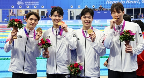 양재훈, 이호준, 김우민, 황선우가 25일 중국 항저우 올림픽 스포츠센터 수영장에서 열린 항저우 아시안게임 수영 남자 800m 계영 결승 시상식에서 금메달을 획득한 뒤 환호하고 있다. [사진=연합뉴스]