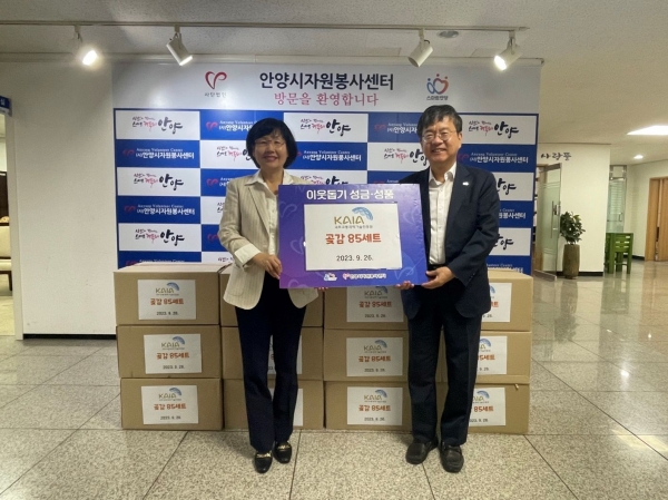 국토교통과학기술진흥원 박승기 원장이 안양시자원봉사센터 관계자에게 농산물을 전달하고 있는 모습.