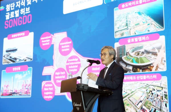 김진용 인천경제청장의 개최지 소개 모습.