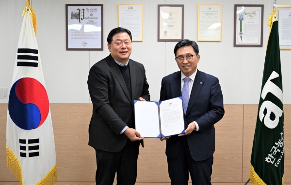 아마존웹서비스(AWS) 저탄소 식생활 참여의향서 전달식-한국농수산식품유통공사 김춘진 사장(우측), 아마존웹서비스코리아(AWS) 강상백 공공부문 총괄(좌측)