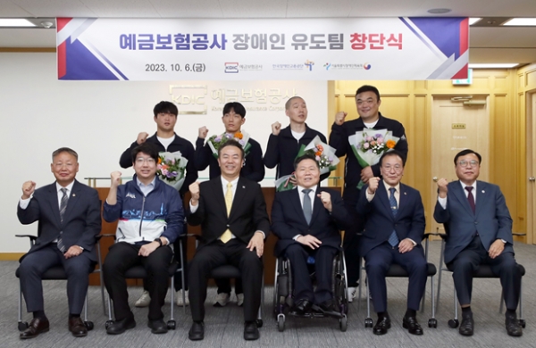 창단식에서 한국장애인고용공단 조향현 이사장, 예보 유재훈사장 등 관계자들과 장애인선수들이 기념촬영을 하고 있다.