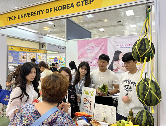 2023 베트남 국제 베이비&키즈페어에서 제품 홍보 중인 한국공대 학생들(사진제공=한국공대)