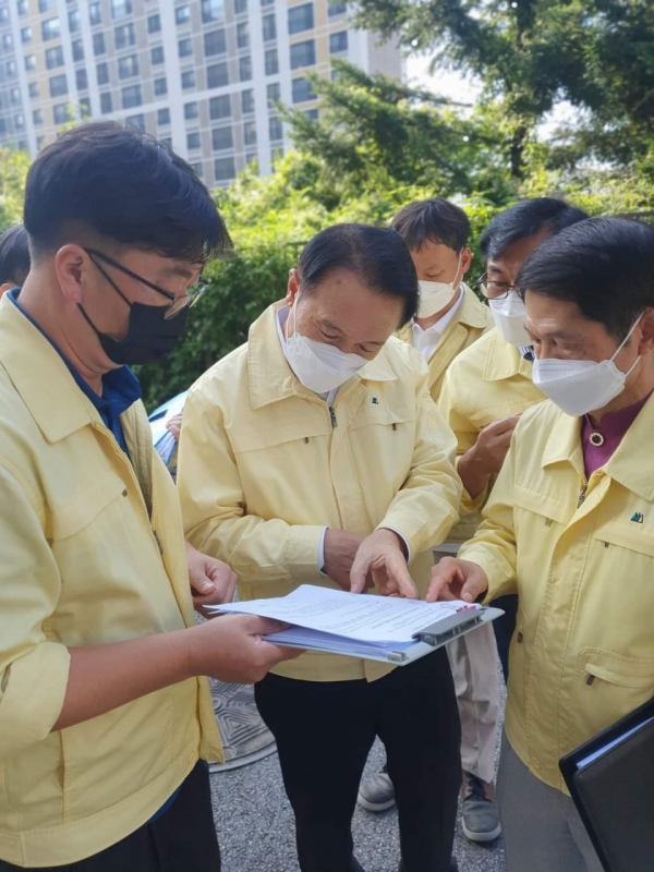 지난 7월 임태희 경기도교육감이 성남제일초 석축 전면 개축을 위한 학교 현장을 방문하여 안전 점검을 하고있다.