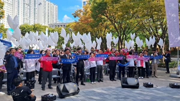 공무원연금공단(이사장 김동극) 부산지부는 지난 10일 부산광역시청 녹음광장에서 2030부산세계박람회 유치를 기원하기 위한 시민선포식에 참여했다.