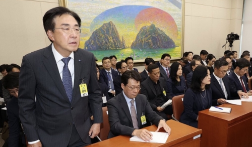 홍원식 하이투자증권 대표이사(왼쪽).