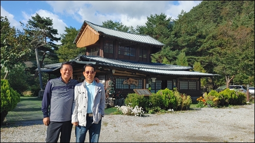 ▲겨울 산 눈 덮인 모습이 좋아 이곳에 눌러앉은 산장지기 장 씨와 함께