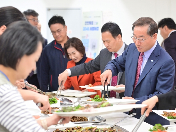 유정복 인천시장이 24일 시청 소담홀에서 직원들과 오찬을 함께하고 있다.