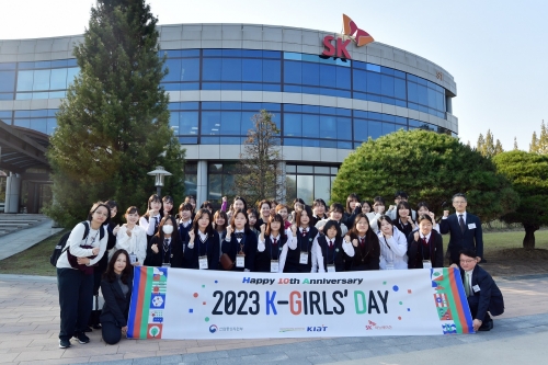 ▲ 25일 대전 환경과학기술원에서 열린 '제10회 케이걸스데이'에서 참석자들이 단체사진을 촬영하고 있다.