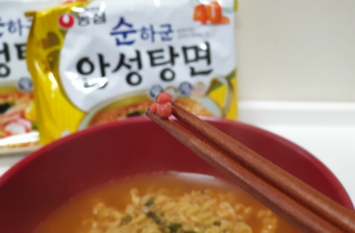 순한맛 안성탕면에는 기존 안성탕면과 달리 분홍색 해물맛볼이 들어있다. [사진 = 안솔지 기자]