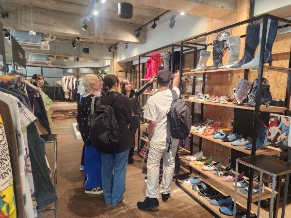 KOTRA(사장 유정열)는 일본인 사이에서 패션의 성지로 알려진 시부야에서 25일부터 이틀간 'K패션 샘플 전시상담회'를 개최한다. 시부야 쇼룸을 찾은 일본 현지 바이어들이 한국 신진 디자이너 브랜드 전시품을 살펴보고 있다.