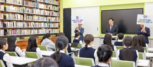 도성훈 인천시교육감은 2024학년도 대학수학능력시험을 앞두고 지난 24일 부평여자고등학교와 산곡고등학교를 찾아 고3 수험생들을 격려했다.