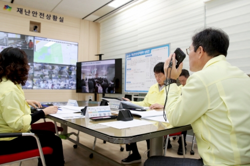▲ 지난 24일 정원오 성동구청장(사진 오른쪽)이 재난안전통신망을 활용해 유관기관과 함께 인파사고 모의훈련을 하는 모습