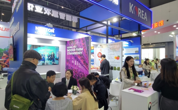 KOTRA(사장 유정열)는 주청두 대한민국 총영사관(총영사 이광호), 한국농업기술진흥원(원장 안호근)과 함께 10월 28일부터 나흘간 중국 쓰촨성 청두에서 2023 한중 스마트팜 파트너십 상담회를 개최했다. 제9회 쓰촨성 농업박람회 한국스마트팜관의 전경.