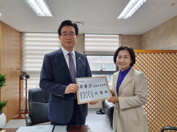 인천시(시장 유정복)는 이행숙 문화복지정무부시장이 지난 10월 31일 정황근 농림축산식품부 장관을 만나 인천시 서구 대곡동 일원 도시개발사업이 원활히 추진 될 수 있도록 사업대상지에 농업진흥지역을 포함하는 내용의 건의서를 전달하고 협조를 요청했다.