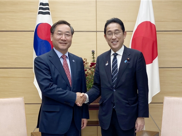 유정복 인천광역시장이 2일 일본 총리관저에서 기시다 후미오 총리와 면담을 마친 뒤 기념촬영을 하고 있다.