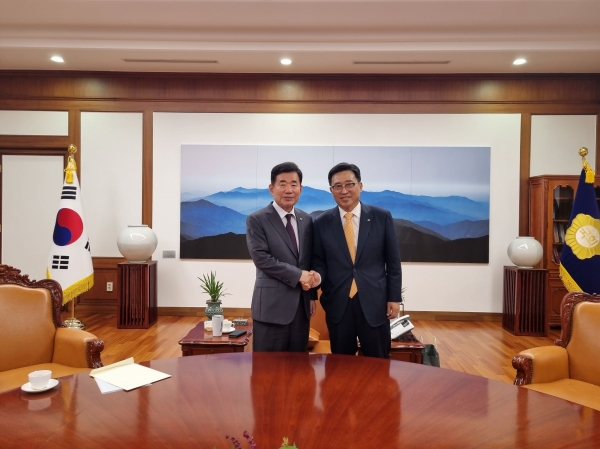 김진표 국회의장(좌측), 한국농수산식품유통공사 김춘진 사장(우측)