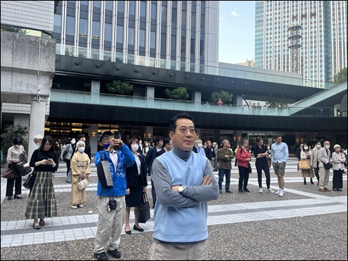 ▲산토리 홀 앞에서 오르골을 바라보는 시민들과 필자.