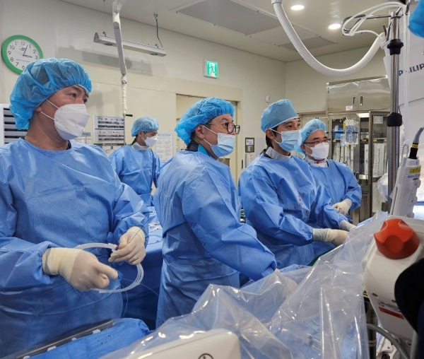 한림대학교동탄성심병원 TAVR 시술 모습(앞줄 좌측에서 두 번째부터 우측으로 한림대학교동탄성심병원 순환기내과 천대영 교수, 최재혁 교수, 한림대학교성심병원 순환기내과 고윤석 교수)