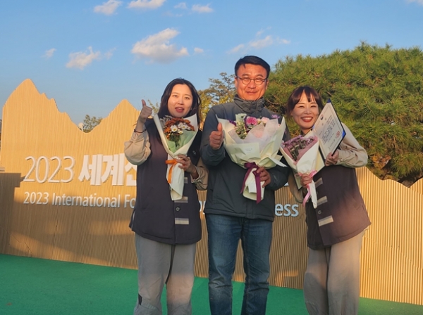 박한진(가운데) 국립김천치유의숲 센터장이 전남 화순에서 열린 제6회 산림치유 프로그램 경진대회에서 최우수상을 수상한 소은주(맨 우측)·우경인(맨 좌측) 산림치유지도사와 함께 기념촬영을 하고 있다. (사진제공=한국산림복지진흥원 국립김천치유의숲)