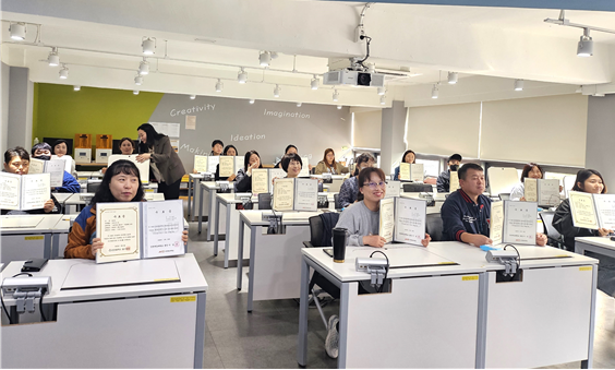 인천시 동구 지역주민 20명이 지난 2일 인천재능대에서 메이커스페이스 활용 실습 교육을 이수하고 수료증을 받았다. (사진제공=인천재능대)