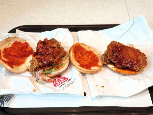 불불불불싸이버거(왼쪽)와 불싸이버거. 색깔은 비슷하지만 직접 맛보고 나면 매운맛에서 불불불불싸이버거 크레이지소스의 강한 위력을 느낄 수 있다. [사진 = 안솔지 기자]