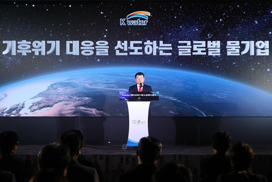 윤석대 한국수자원공사 사장은 11월 16일 대전시 본사에서 '새로운 물의 시대'를 향한 한국수자원공사의 대전환이 시작되었음을 알리며, '기후위기 대응을 선도하는 글로벌 물기업'이라는 新 비전을 수립하고 급변하는 물 환경에 대응해 나갈 계획임을 밝혔다.