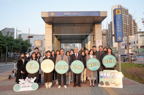 수원여자대학교 장기원 총장이 탄소중립 실천을 위해 지난 14일 '탄소중립생태교통 출퇴근챌린지'에 교직원과 함께 동참했다.