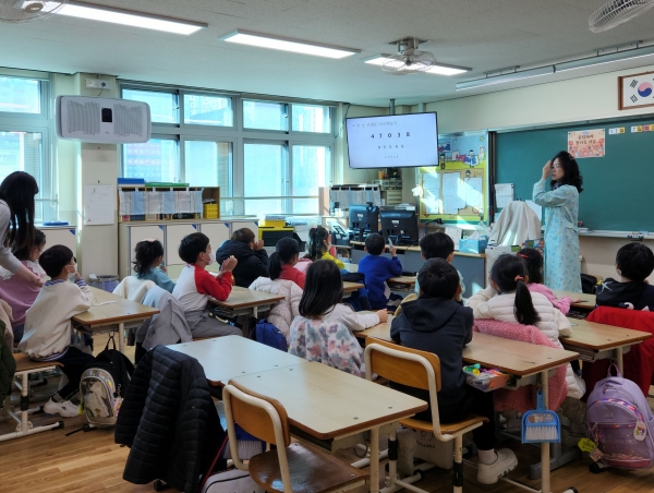 인천시교육청(교육감 도성훈)은 초등학교 1~2학년 4천여 명을 대상으로 '학교로 찾아가는 어린이 눈 건강 교실'을 30일까지 지원한다.