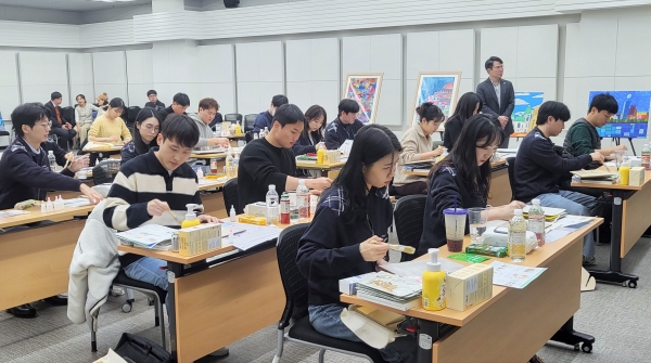 인천교통공사(사장 김성완)는 17일 밀알복지재단과 함께 폐지를 재활용한 친환경 물품 만들기 봉사활동을 실시했다.