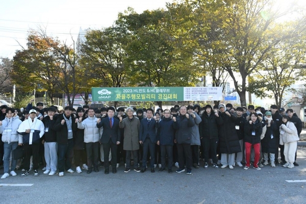 지난 11월 18일부터 19일까지 용인운전면허시험장에서 개최한 2023년 자율주행 모빌리티 경진대회에서 도로교통공단 ESG경영실 이영재 실장(왼쪽에서 아홉 번째)과 용인운전면허시험장 정연철 장장(왼쪽에서 일곱 번째)이 참가자들과 기념사진을 촬영하고 있다. (사진제공=도로교통공단)
