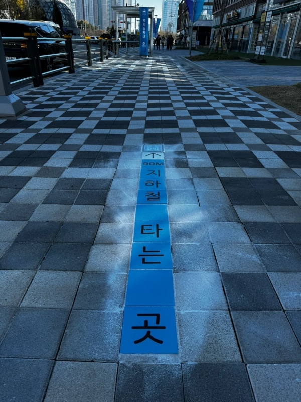 인천교통공사(사장 김성완)는 대중교통 이용 편의 증진을 위해 지하철 '환승길 안내표시'를 주요 버스정류장에 설치했다.