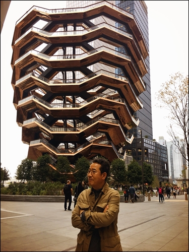 ▲뉴욕 허드슨강 부두의 배슬 앞에서