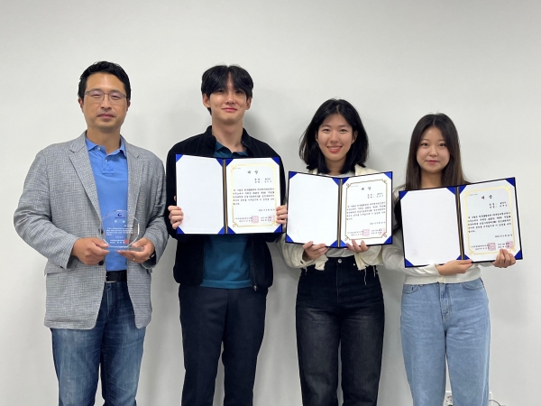 전국대학생 CM 경진대회에서 대상을 수상한 인하대학교 송민지, 유예은, 장민석 학생팀과 지도교수인 김정렬 건축학부 교수.