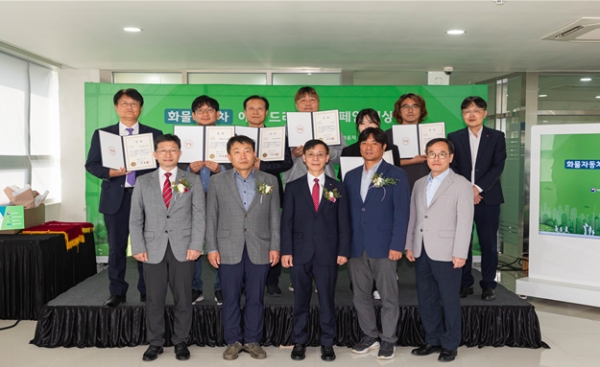 2023년 10월 31일 '2023 화물자동차 에코 드라이빙 캠페인 시상식' 수상자 및 행사 관계자들이 단체 촬영을 하고 있다. (사진제공=한국교통안전공단)