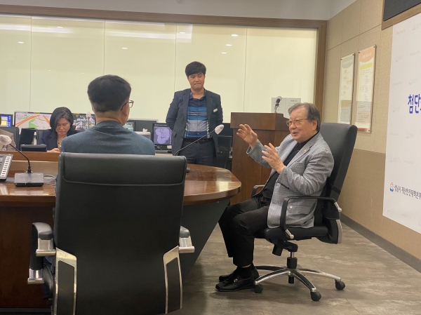 일일 명예시장 김안웅 씨가 10월 17일 범죄·사고 예방을 위한 경찰 연계 CCTV 모니터링에 관한 정책제언 중이다.(사진제공=성남시)