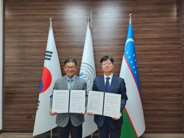 (왼쪽부터)김정호 인하대학교 기후위기사업단 단장과 신수봉 타슈켄트 인하대학교 연구·대외부총장이 협약체결 기념사진을 촬영하고 있다.